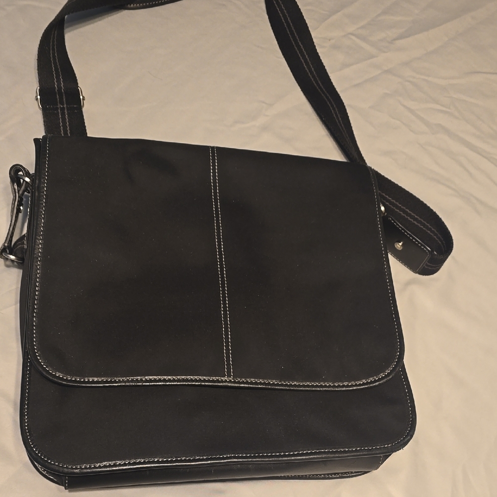 Black Crossbody Messenger Bag - Classic Travel Companion